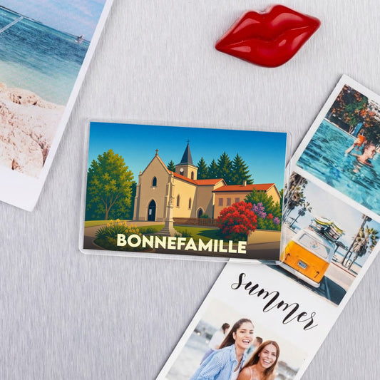 Magnet souvenir de la ville de Bonnefamille avec une illustration stylisée de son église.