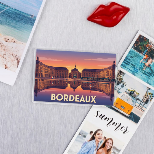 Magnet souvenir de la ville de Bordeaux avec une illustration stylisée de la Place de la Bourse.