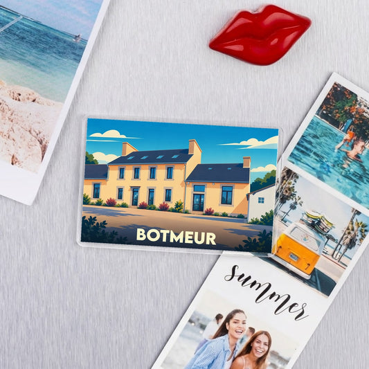 Magnet souvenir de la ville de Botmeur avec une illustration stylisée d'une maison traditionnelle bretonne.