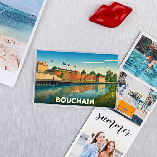 Magnet souvenir de la ville de Bouchain avec une illustration stylisée d'un fort au bord de l'eau.