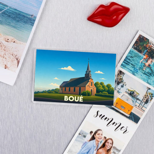 Magnet souvenir de la ville de Boué avec une illustration stylisée d'une église.