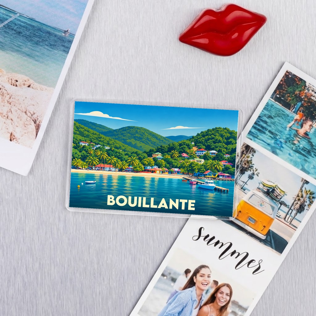 Magnet souvenir de la ville de Bouillante avec une illustration stylisée de son bord de mer.