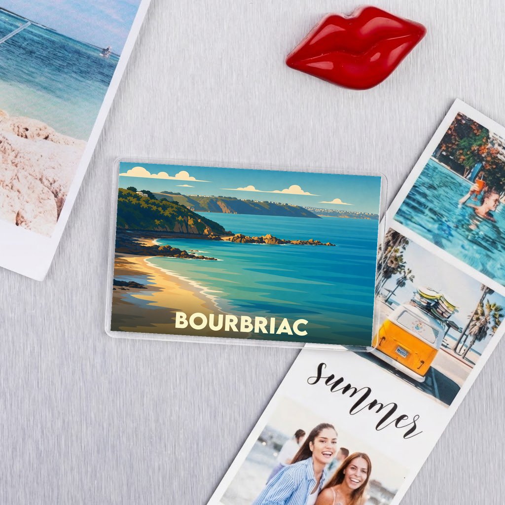 Magnet souvenir de la ville de Bourbriac avec une illustration stylisée de bord de mer.