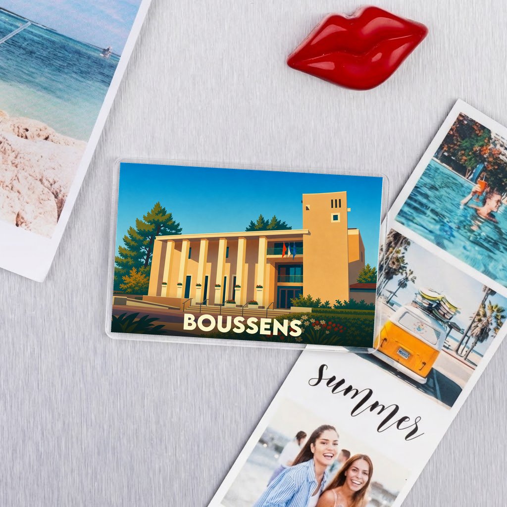 Magnet souvenir de la ville de Boussens avec une illustration stylisée de sa mairie.