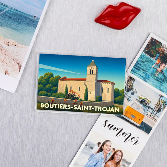 Magnet souvenir de la ville de Boutiers-Saint-Trojan avec une illustration stylisée d'une église romane.