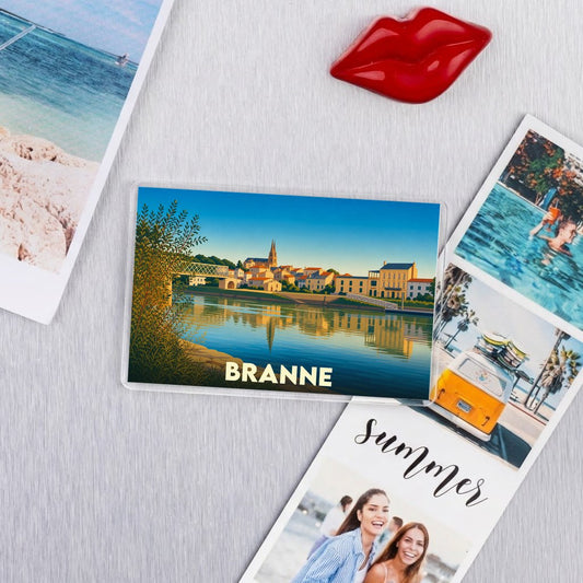Magnet souvenir de la ville de Branne avec une illustration stylisée des quais au bord de l'eau.