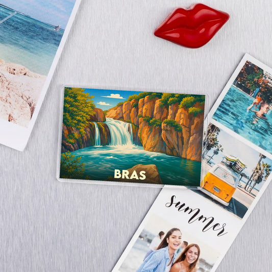 Magnet souvenir de la ville de Bras avec une illustration stylisée de cascade.