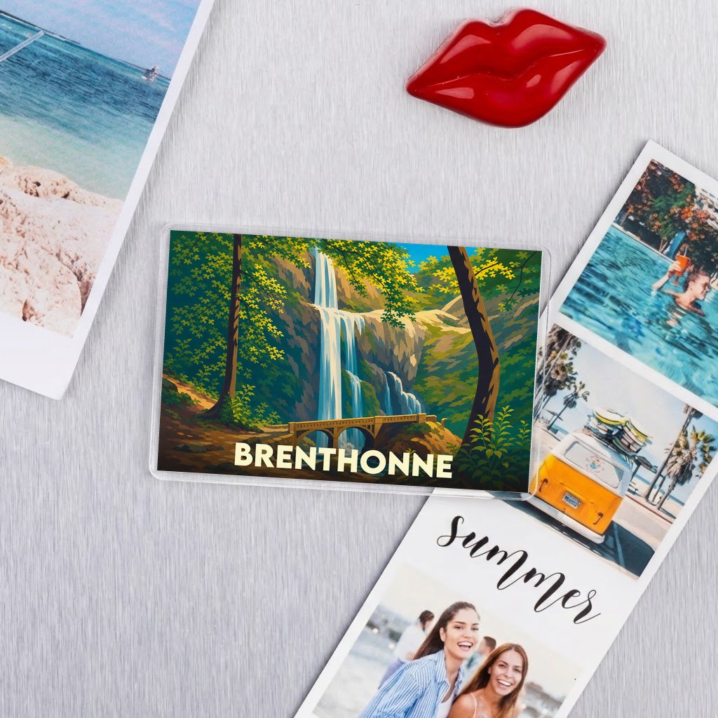 Magnet souvenir de la ville de Brenthonne avec une illustration stylisée de cascade.