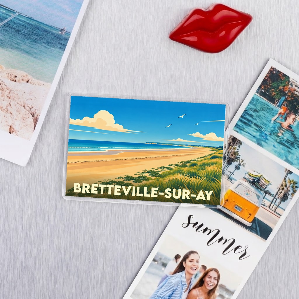 Magnet souvenir de la ville de Bretteville-sur-Ay avec une illustration stylisée de sa plage.