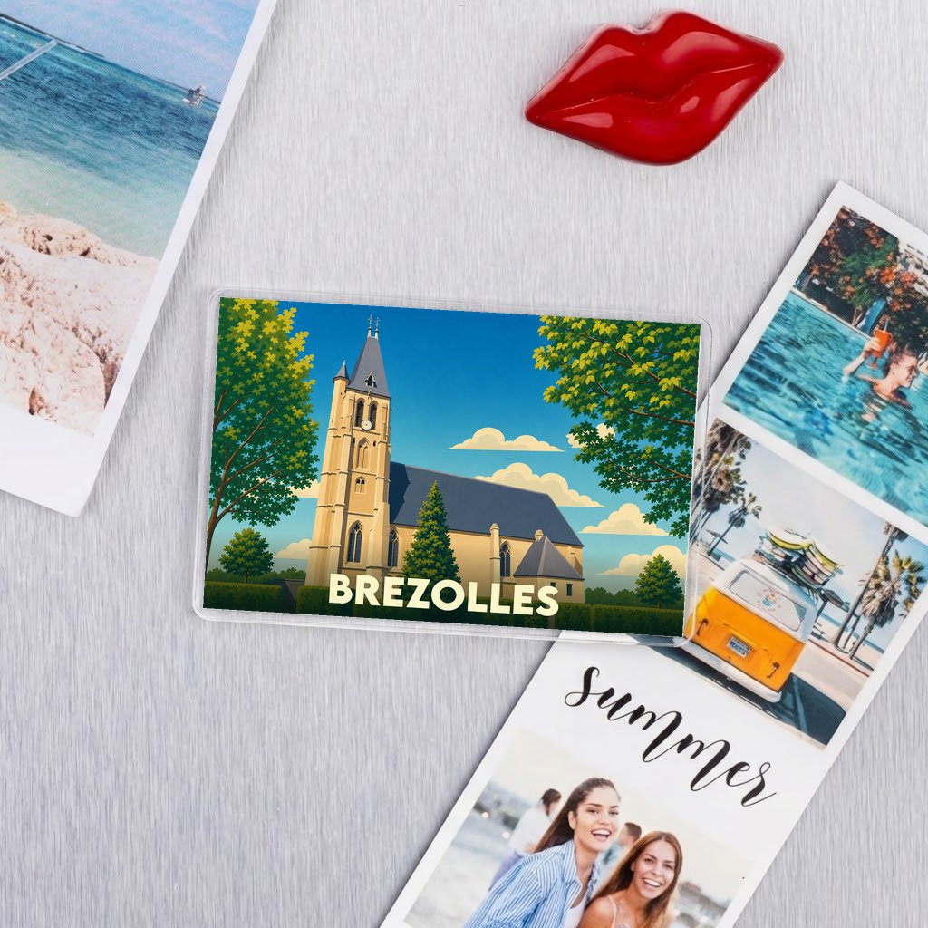 Magnet souvenir de la ville de Brezolles avec une illustration stylisée de son église.