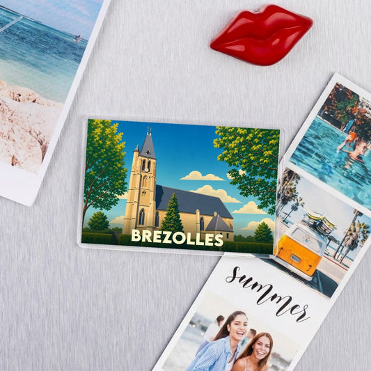 Magnet souvenir de la ville de Brezolles avec une illustration stylisée de son église.