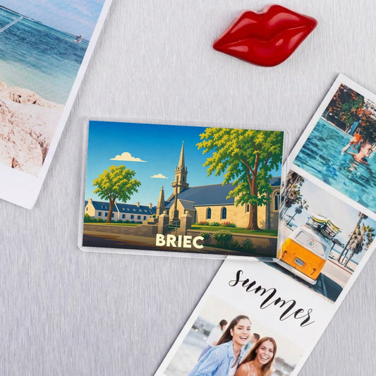 Magnet souvenir de la ville de Briec avec une illustration stylisée de son église.