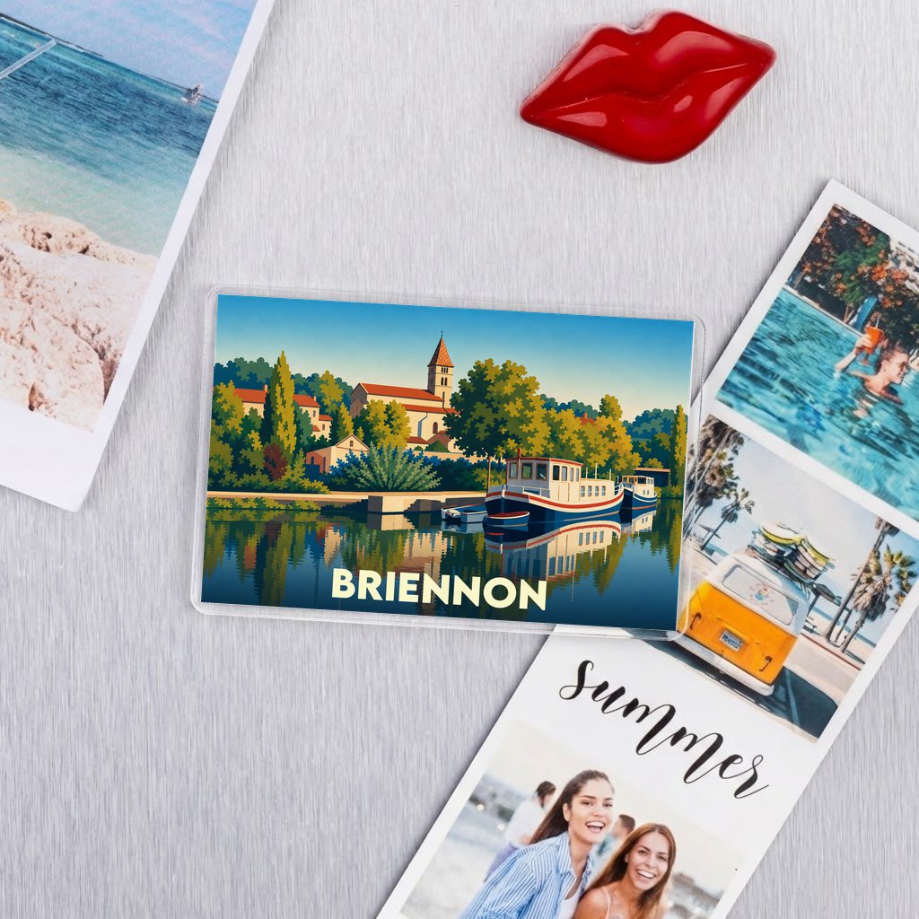 Magnet souvenir de la ville de Briennon avec une illustration stylisée d'un port fluvial.