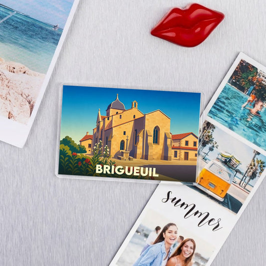 Magnet souvenir de la ville de Brigueuil avec une illustration stylisée de son église médiévale.