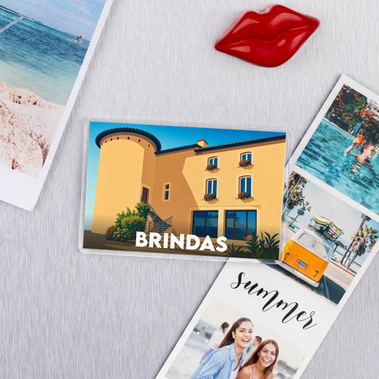 Magnet souvenir de la ville de Brindas avec une illustration stylisée d'une bâtisse provençale.