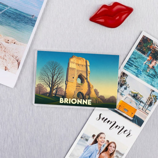 Magnet souvenir de la ville de Brionne avec une illustration stylisée de son donjon.