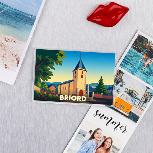 Magnet souvenir de la ville de Briord avec une illustration stylisée de son église.