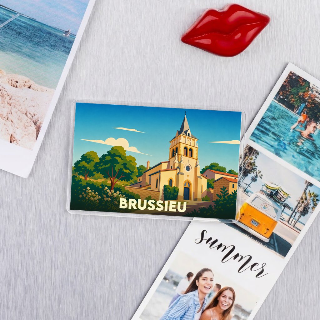 Magnet souvenir de la ville de Brussieu avec une illustration stylisée d'une église sous un ciel azur.