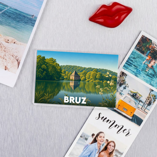 Magnet souvenir de la ville de Bruz avec une illustration stylisée d'un paysage de bord d'eau.