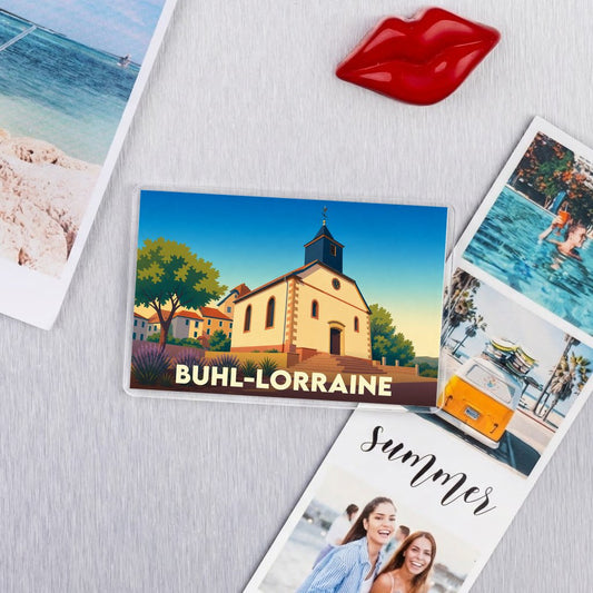 Magnet souvenir de la ville de Buhl-Lorraine avec une illustration stylisée de son église.