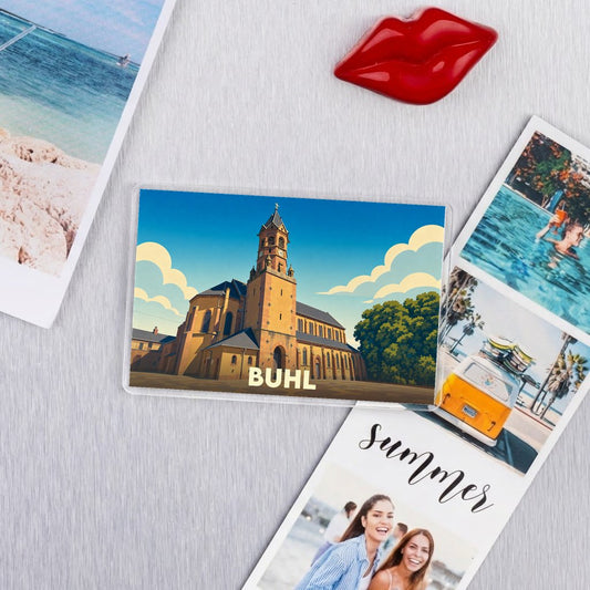 Magnet souvenir de la ville de Buhl avec une illustration stylisée de son église sous un ciel bleu.