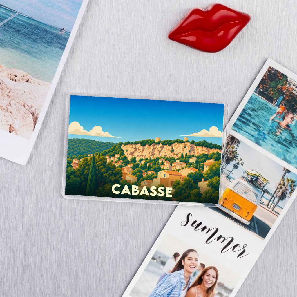 Magnet rectangulaire souvenir de la ville de Cabasse avec une illustration stylisée de ses paysages provençaux.