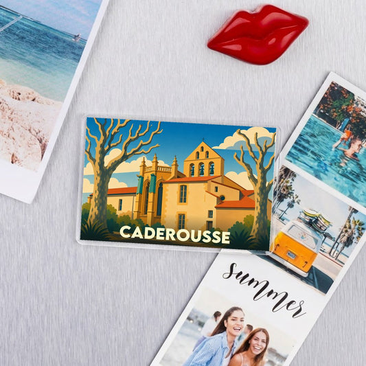 Magnet souvenir de la ville de Caderousse avec une illustration stylisée de son église et de platanes.