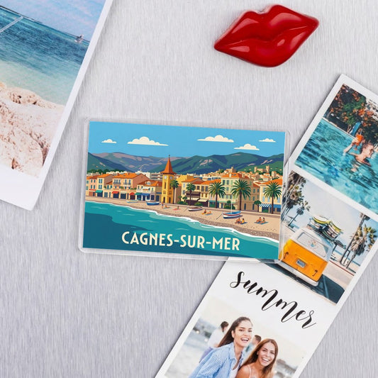 Magnet souvenir de la ville de Cagnes-sur-Mer avec une illustration stylisée de son bord de mer.