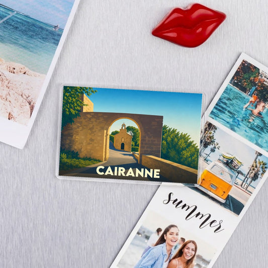 Magnet souvenir de la ville de Cairanne avec une illustration stylisée d'une arche en pierre.