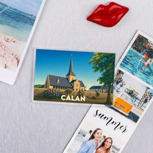 Magnet souvenir de la ville de Calan avec une illustration stylisée de son église.