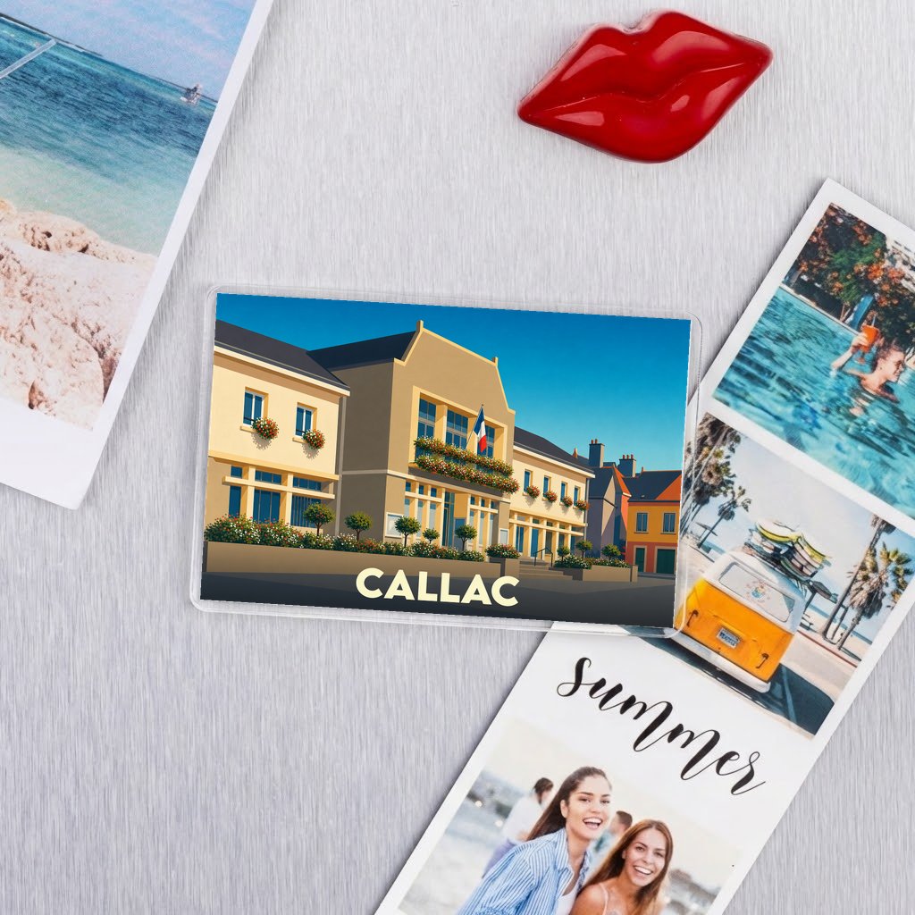 Magnet souvenir de la ville de Callac avec une illustration stylisée de son hôtel de ville.