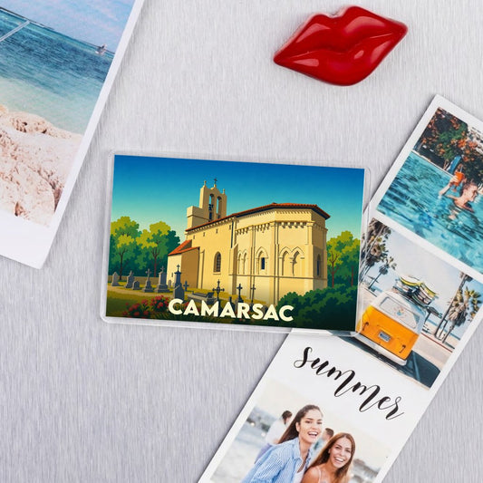 Magnet souvenir de la ville de Camarsac avec une illustration stylisée de son église et de son cimetière.
