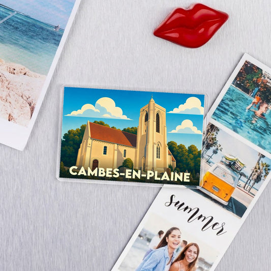 Magnet souvenir de la ville de Cambes-en-Plaine avec une illustration stylisée de son église.