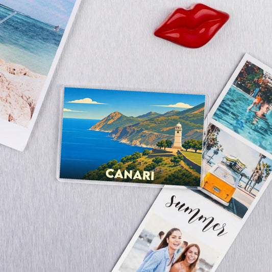 Magnet souvenir de la ville de Canari avec une illustration stylisée de son littoral et de son phare.