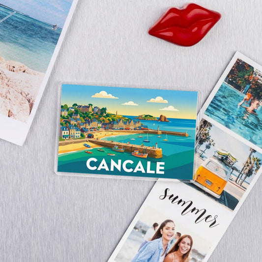 Magnet souvenir de la ville de Cancale avec une illustration stylisée de son port côtier.