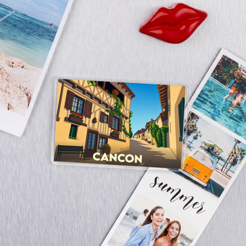 Magnet souvenir de la ville de Cancon avec une illustration stylisée d'une rue pittoresque.