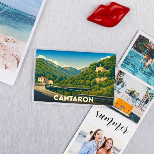 Magnet souvenir de la ville de Cantaron avec une illustration stylisée de paysages montagneux.