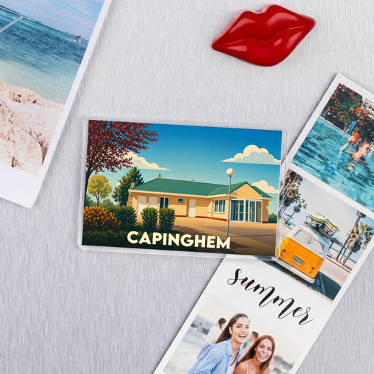 Magnet souvenir de la ville de Capinghem avec une illustration stylisée d'une maison sous un ciel bleu.
