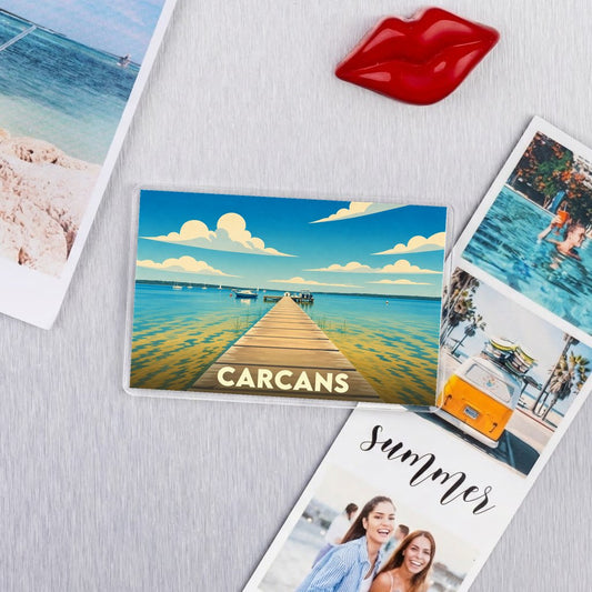 Magnet souvenir de la ville de Carcans avec une illustration de ponton sur un lac.