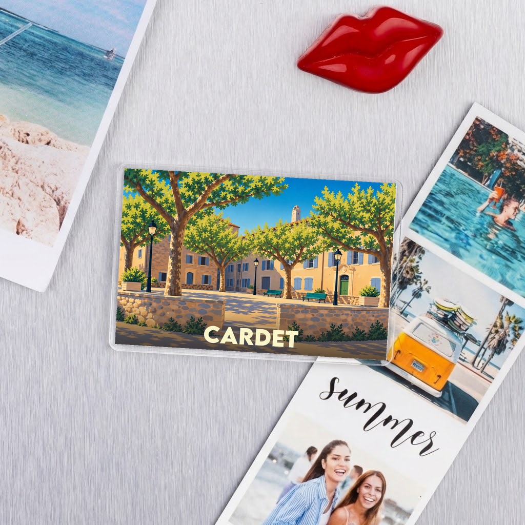 Magnet souvenir de la ville de Cardet avec une illustration stylisée d'une place ensoleillée.