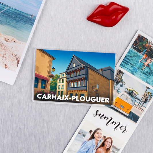 Magnet souvenir de la ville de Carhaix-Plouguer avec une illustration stylisée de bâtiments traditionnels.