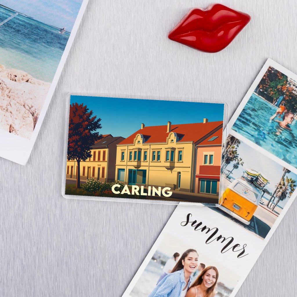 Magnet souvenir de la ville de Carling avec une illustration stylisée de bâtiments colorés.