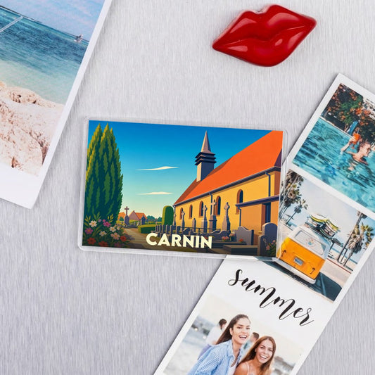 Magnet souvenir de la ville de Carnin avec une illustration stylisée de son église.