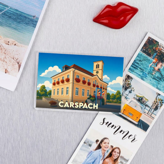 Magnet souvenir de la ville de Carspach avec une illustration stylisée de sa mairie.