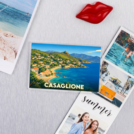 Magnet souvenir de la ville de Casaglione avec une illustration stylisée d'un paysage côtier.
