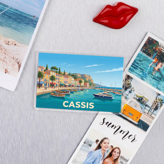 Magnet souvenir de la ville de Cassis avec une illustration stylisée de son port.