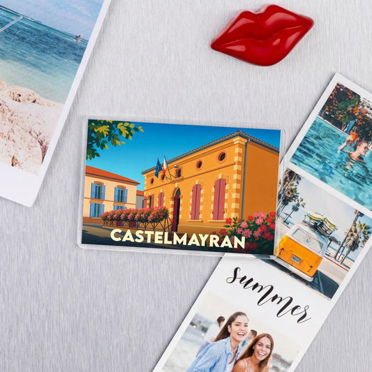 Magnet souvenir de la ville de Castelmayran avec une illustration stylisée de sa mairie.