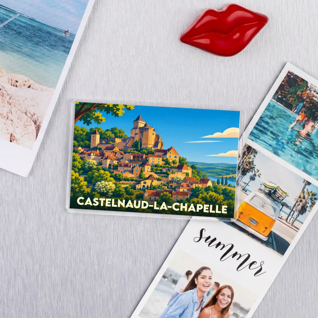 Magnet souvenir de la ville de Castelnaud-la-Chapelle avec une illustration stylisée du château et du village.