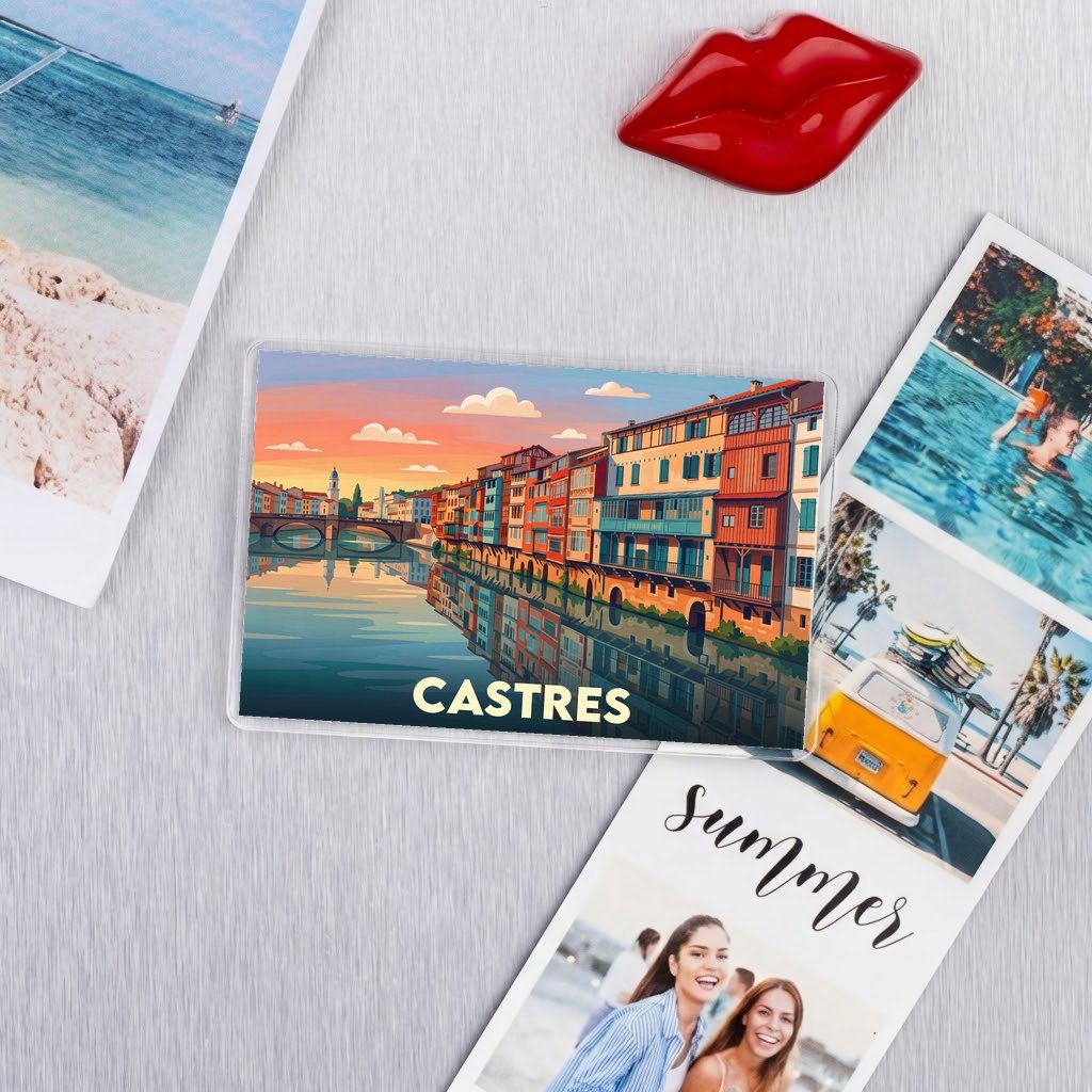 Magnet souvenir de la ville de Castres avec une illustration stylisée de ses célèbres maisons colorées.