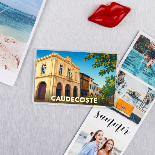 Magnet souvenir de la ville de Caudecoste avec une illustration stylisée de sa mairie.